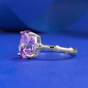 Détail du zircon violet ovale et de l'anneau en argent avec motif de joint en bambou