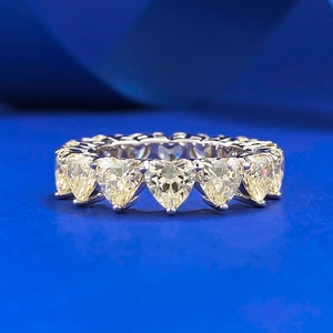 Anello eternity in argento S925 con diamanti gialli taglio cuore a griffe