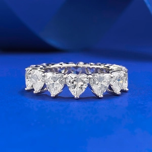 Anello eternity scintillante in argento S925 con zirconi cubici a forma di cuore
