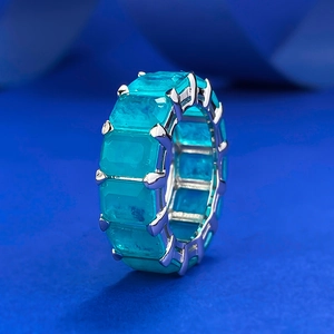 Bague éternité en argent 925 sertie de pierres turquoise taille émeraude raffinées