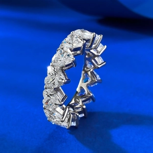 Vista macro dell'anello eternity con zirconi a forma di cuore in argento S925 lucido