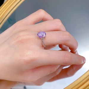 Vue macro de la bague en argent à texture bambou avec pierre ovale violette de lavande