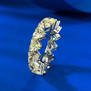 Dettaglio anello in argento S925 con pietre gialle a cuore e marchio S925 inciso