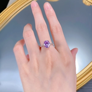 Vue macro de la bague en pierre ovale lavande avec anneau en argent de style bambou