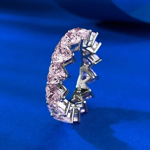 Dettaglio macro dell'anello in argento S925 con zirconi rosa con taglio a cuore