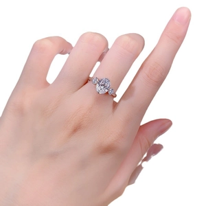 Elegant S925 silver ring featuring a 7x9mm oval-cut center stone and side diamonds