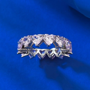 Dettaglio anello eternity in argento S925 con zircone rosa a cuore e montatura a griffe