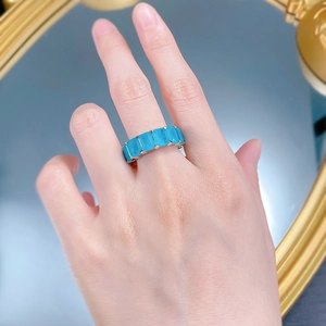 Gros plan d'une bague en argent 925 avec cinq pierres précieuses Paraiba bleues