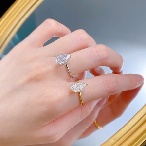 Detailed comparison of gold and silver S925 rings with pear-shaped cubic zirconia on model