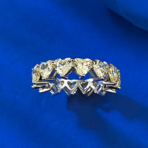 Vista macro dell'anello eternity in argento S925 con pietre gialle a forma di cuore