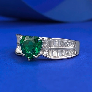 Bague de luxe en argent sterling 925 avec émeraude en cœur et diamants sur les côtés