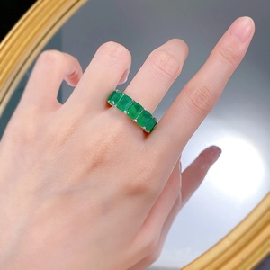 925 silver eternity ring featuring five emerald-cut green stones in a row on a finger