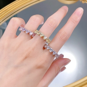 Vista dettagliata di anelli in argento S925 con gemme a forma di cuore rosa e gialle