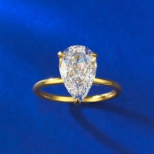 Bague en argent plaqué or 18K avec une pierre principale étincelante taille poire