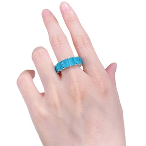 Bague en argent 925 avec pierres rectangulaires bleu paraiba sur la main