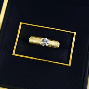 S925 gold-plated ribbon ring with brushed texture and a 5.0mm round white diamond center