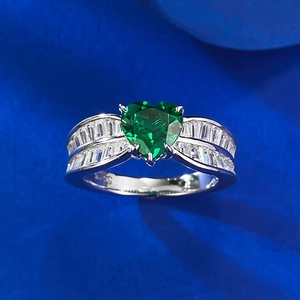 Vue détaillée d'une bague en argent 925 avec émeraude en forme de cœur et diamants baguettes