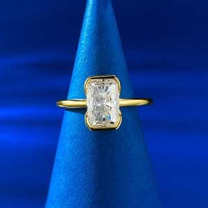 Dettaglio di pietra rettangolare taglio radiant su anello dorato con incastonatura a castone