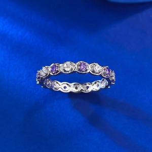 Bague éternité en argent S925 avec zircons violets et blancs alternés sur l'anneau