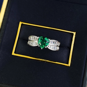 Bague en argent 925 avec émeraude en forme de cœur et diamants dans un coffret cadeau