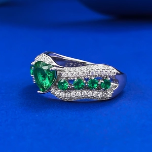 Silver ring featuring heart-cut emerald green gemstone with S925 engraving on inner band