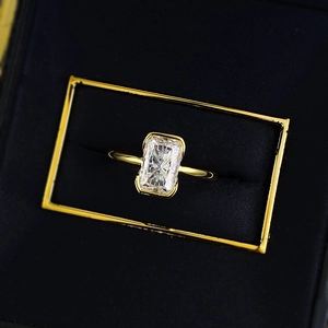 Anello minimalista in argento S925 con pietra taglio radiant 6x9mm placcato oro