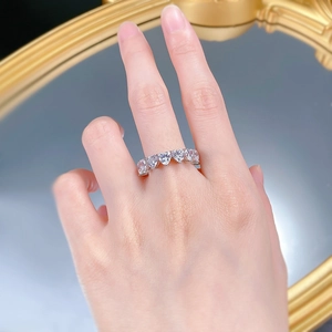 Dettaglio anello in argento S925 con cinque zirconi a forma di cuore indossato sulla mano