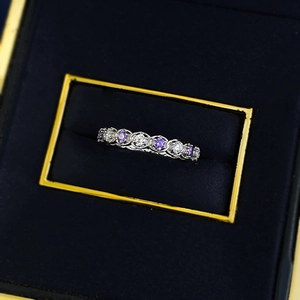 Bague d'éternité en argent S925 avec zircons ronds violets et blancs alternés en écrin