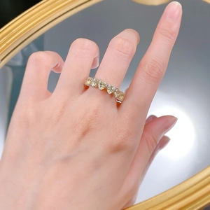 Dettaglio anello in argento S925 con diamanti gialli a cuore incastonati in fila