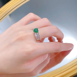 Détail de la bague émeraude en cœur avec serti pavé multicouche sur anneau en argent