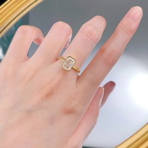 Elegante anello in argento S925 dorato con gemma bianca taglio radiant da 6x9mm