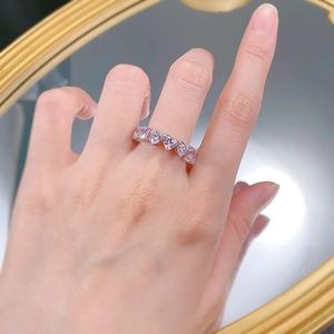Dettaglio dell'anello in argento S925 con diamanti rosa taglio a cuore su superficie a specchio
