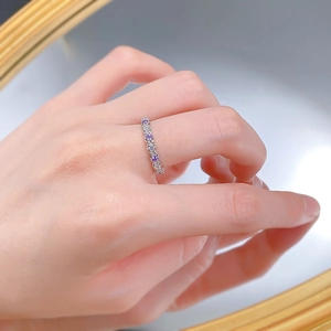 Détail de la bague en argent S925 torsadée sertie de zircons violets et blancs brillants