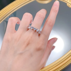 Anello in argento S925 con zirconi cubici a forma di cuore scintillanti, vista macro