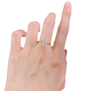 Bague élégante en argent S925 doré avec une pierre précieuse poire sur doigt de femme