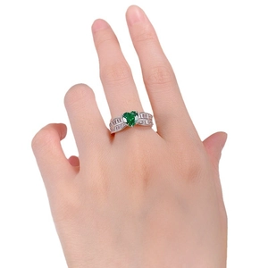 Bague en argent sterling avec émeraude en forme de cœur et diamants de côté taille Step