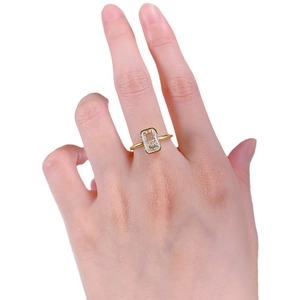 Elegante anello d'oro con diamante radiant 7x7mm mostrato sulla mano di una modella