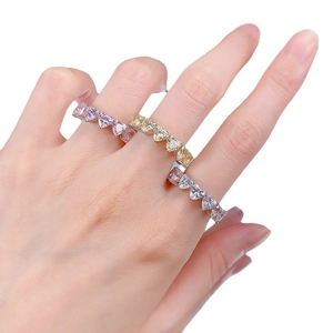 Anello eternity in argento S925 con zirconi a forma di cuore in tre colori diversi