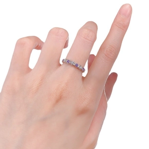 Bague éternité en argent S925 avec zircons violets et blancs portée sur la main de femme
