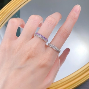 Gros plan de bagues doubles en argent S925 serties de zircons violets et blancs