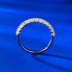Vue macro détaillée d'une bague en argent 925 avec petits diamants blancs ronds