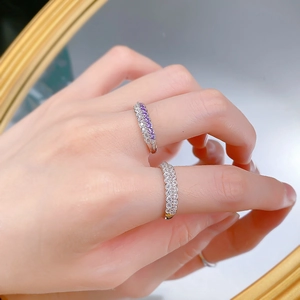 Gros plan de bagues en argent S925 avec zircons violets et blancs sertis sur la main