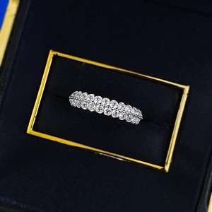 Détail d'une bague en argent S925 avec double rangée de zircons violets et blancs en boîte