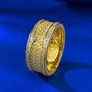 Bague vintage plaquée or avec texture tressée et bordures en zircon sur velours
