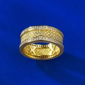 Bague large en argent S925 doré avec texture tressée et rangées de zircons