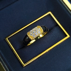 Détail d'une bague vintage en argent 925 doré avec agate noire et cristaux étincelants