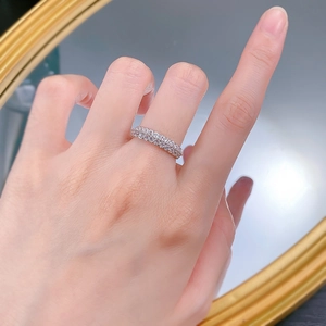Bague élégante en argent 925 avec des rangées de diamants violets et blancs étincelants