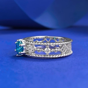 Vue macro de la bague en argent S925 avec pierre bleue et détails filigranes complexes
