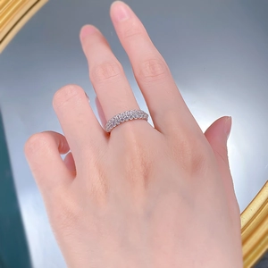 Détail d'une bague en argent S925 sertie de deux rangées de pierres violettes et blanches