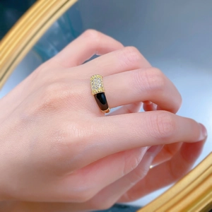 Détail de bague en argent 925 vintage avec onyx noir et oxydes de zirconium